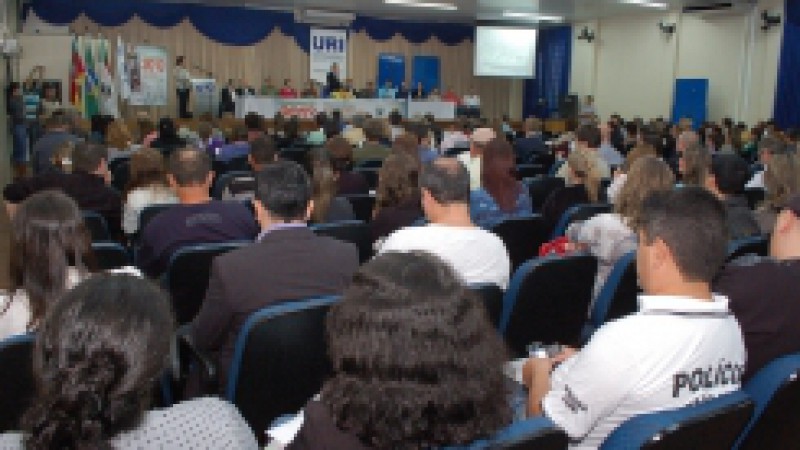 O auditório da Universidade Regional Integrada (URI) sediou, nessa quarta-feira (25), as discussões sobre as dez áreas prioritárias para a região das Missões que irão receber investimentos do Governo do Estado por meio do Orçamento 2013. Os debates