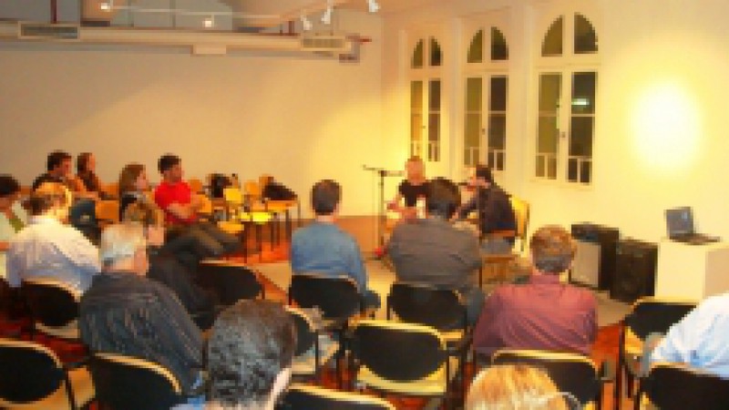 O Centro Cultural CEEE Erico Verissimo (CCCEV) promove, na próxima quarta-feira, dia 18 de abril, às 19h, uma edição especial do Quarta Tem Sarau no Quarto, com a realização de um debate sobre diversos saraus que ocorrem na capital gaúcha e em cidades do