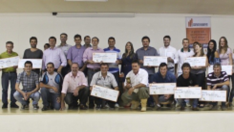 O Programa Gaúcho de Microcrédito concedeu, nessa quinta-feira (12), financiamentos no total de R$ 170 mil aos treze primeiros tomadores do crédito no município de Aratiba. Na solenidade, que ocorreu à noite, na Escola Municipal de Ensino Fundamental, o