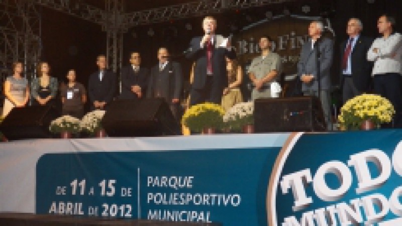 A 5ª ExpoCruzeiro e Festa do Aipim foi aberta nesta quinta-feira (12), no Parque Poliesportivo Municipal, em Cruzeiro do Sul. Durante o evento, o presidente da Emater/RS, Lino De David - que representou o governador Tarso Genro e o secretário de
