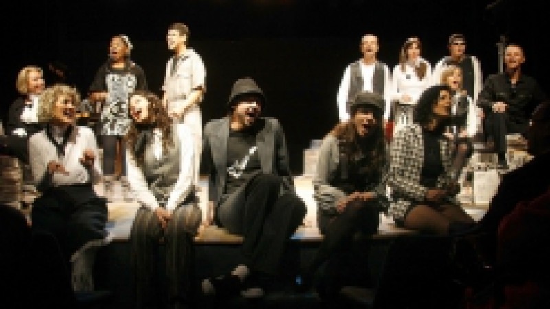 O Musical Petropar apresenta o grupo Vocal Madrialis, nesta quarta-feira (4), às 12h30min, no foyer do Theatro São Pedro. Com direção musical do maestro João Paulo Sefrin, o show Paisagens traz Luiz Mauro Filho no teclado e Cibele Endres na flauta. A