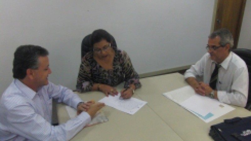 A secretária da Administração e dos Recursos Humanos (SARH), Stela Farias e o prefeito de Cruz Alta, Vilson Roberto Bastos dos Santos, assinaram, nesta quinta-feira (22) as escrituras da permuta de duas áreas. A iniciativa compõe o Programa de Gestão do