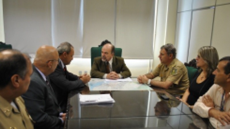 A Secretaria de Segurança Pública e a Empresa Pública de Transporte e Circulação (EPTC) assinaram, nesta quarta-feira (21), termo de cooperação técnica para compartilharem as imagens captadas pelas câmeras de vídeo nas ruas. Com esse acordo, as 42