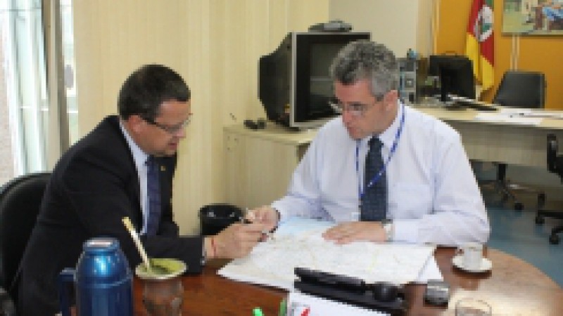 O secretário de Infraestrutura e Logística do RS, Beto Albuquerque, recebeu na tarde desta quinta-feira (15), em Brasília, a notícia de que será publicado nesta sexta-feira, (16) no Diário Oficial da União, o edital de licitação para contratação do