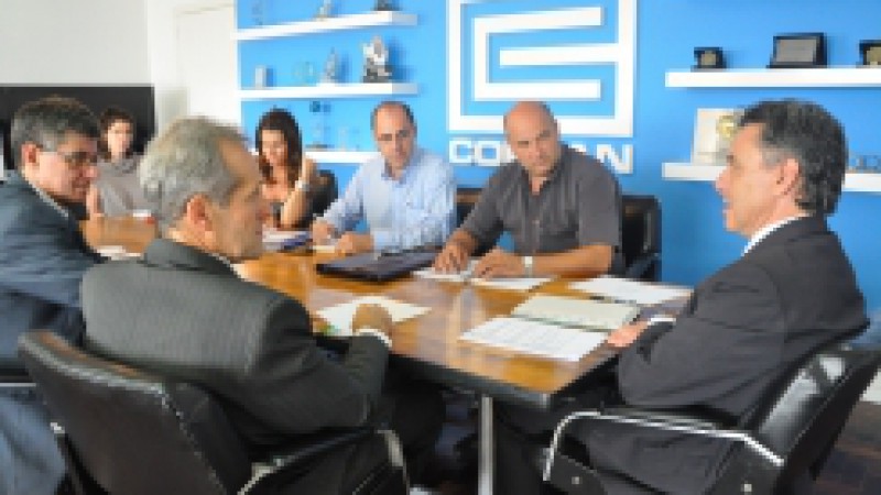 O prefeito Cirano Cisilotto e o diretor-presidente da Corsan, Arnaldo Dutra, estiveram reunidos na tarde desta quarta (14) para acertar detalhes do novo contrato de programa de &aacute;gua e esgotos, que dever&aacute; ser assinado entre a companhia e o munic&iacute;pio de