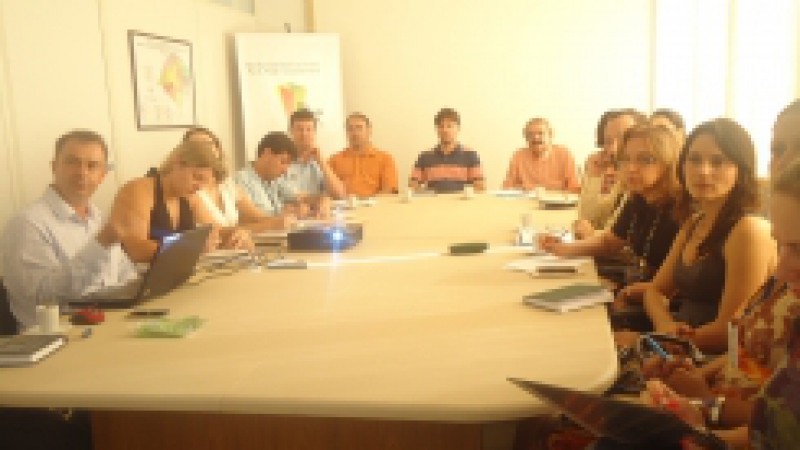 Uma reunião do Comitê Gestor do Programa Agroindústria Familiar, nesta quinta-feira (8), na sede da Secretaria de Desenvolvimento Rural, Pesca e Cooperativismo (SDR) serviu para apresentar um balanço das ações realizadas em 2011. O encontro também