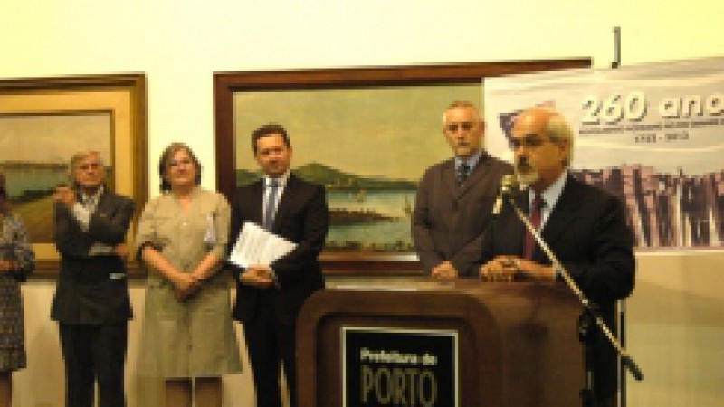 As comemorações para marcar os 260 anos da imigração açoriana em Porto Alegre foram abertas nesta segunda-feira (16). Realizado na Pinacoteca Aldo Locatelli, do Paço Municipal, o evento reuniu o secretário da Cultura, Luiz Antonio de Assis Brasil, a