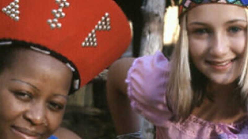 A partir das 19h desta segunda-feira (5), a TVE passa a apresentar a série norte-americana Uma aventura na África, voltada ao publico infanto-juvenil, e que se desenvolverá em 26 episódios. A adolescente novaiorquina Jennifer Scout, de 13 anos, vê sua