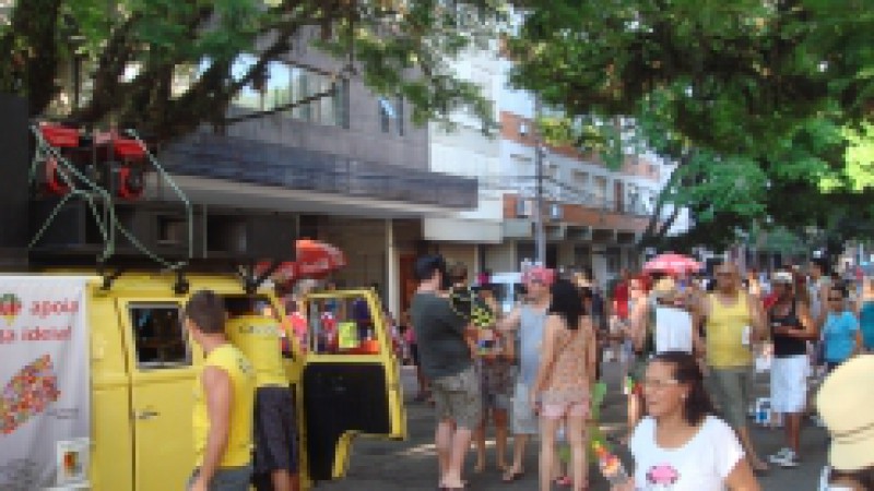 Aqui a gente n&atilde;o assiste, aqui a gente faz o Carnaval.  A frase, proferia por Waldemar de Moura Lima, conhecido como Pernambuco, durante a Folia de Rua realizada neste s&aacute;bado (18),  na Rua da Rep&uacute;blica, em Porto Alegre, sintetiza o objetivo do Carnaval