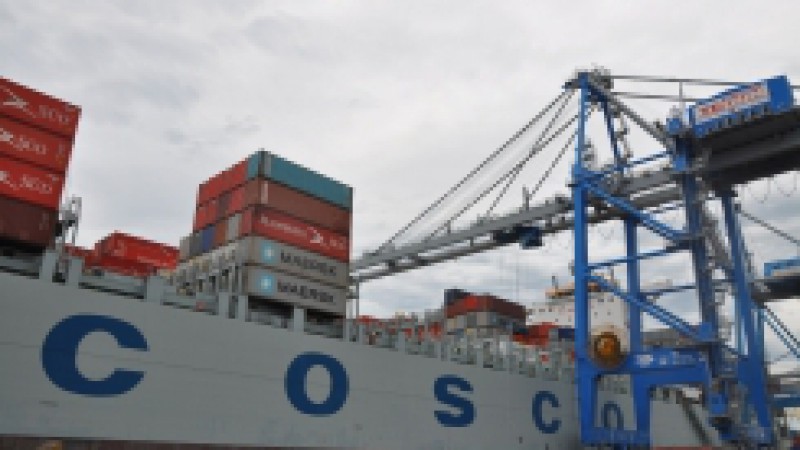 Maior navio porta-contêiner já registrado em águas brasileiras, o Cosco Vietnam atracou nesta sexta-feira (17), no Porto do Rio Grande. Vindo de Montevideo, no Uruguai, o navio atracou às 2h40min, no Tecon Rio Grande, no Superporto. A operação de