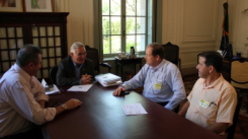 O vice-governador, Beto Grill, recebeu nesta quinta-feira (16), uma comitiva do Vale do Rio Pardo, com o objetivo de fazer um convite para participa&ccedil;&atilde;o na Expoagro Afubra 2012. Na oportunidade, o coordenador do evento, Marco Ant&ocirc;nio Dornelles, entregou