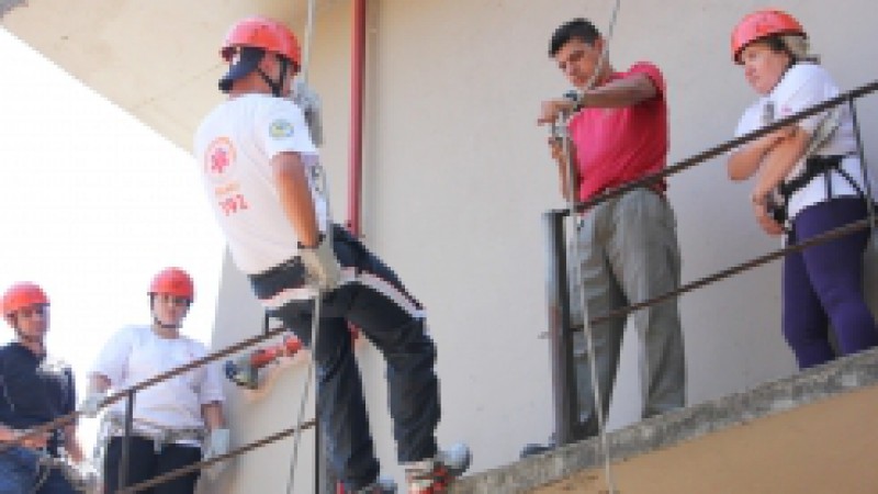 Um total de 80 profissionais que atuam no Serviço de Atendimento Móvel de Urgência (Samu) do Estado passam esta semana por um treinamento de resgate e salvamento, em parceria da Secretaria Estadual da Saúde com o Corpo de Bombeiros. A capacitação,