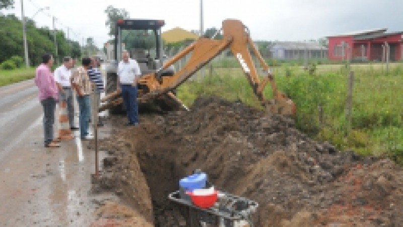O diretor de Expansão da Corsan, Alexandre Stolte, esteve na manhã desta quinta-feira (09) em Gravataí, para visitar as obras de extensão de redes de água até a localidade de Morungava. No total serão R$ 6,5 milhões investidos beneficiando cerca de 15