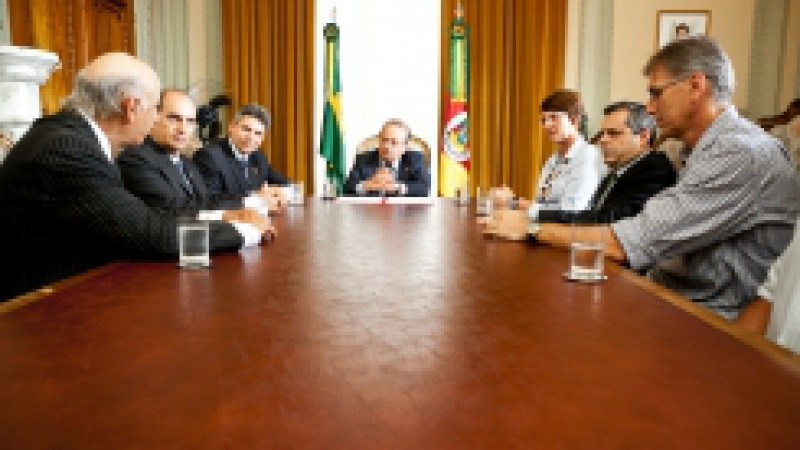 O governador Tarso Genro assinou, na tarde desta terça-feira (7), no Palácio Piratini, o decreto de criação da Medalha do Mérito Esportivo O Laçador. A honraria tem por finalidade homenagear pessoas físicas ou jurídicas, nacionais ou estrangeiras, que