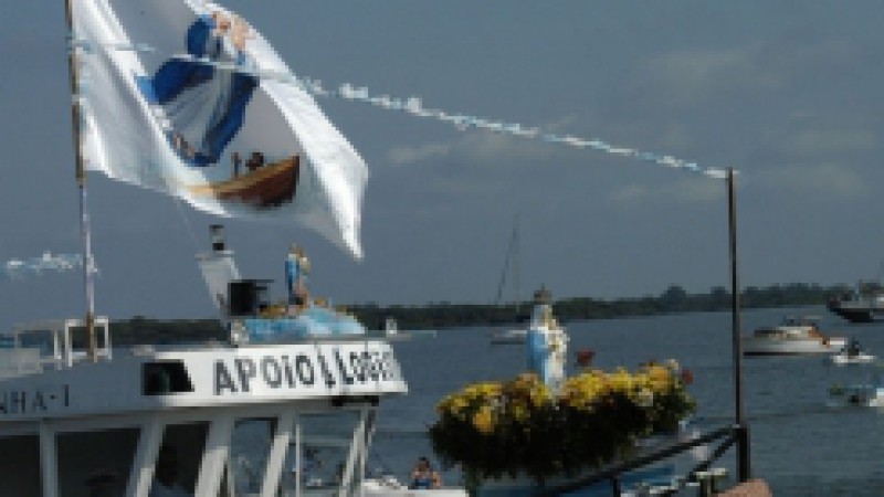 Enquanto na zona norte de Porto Alegre iniciava a missa campal para as milhares de pessoas que acompanharam a prociss&atilde;o terrestre de Nossa Senhora dos Navegantes, na Prainha do Gas&ocirc;metro outras centenas se reuniam para a prociss&atilde;o fluvial. A prociss&atilde;o,