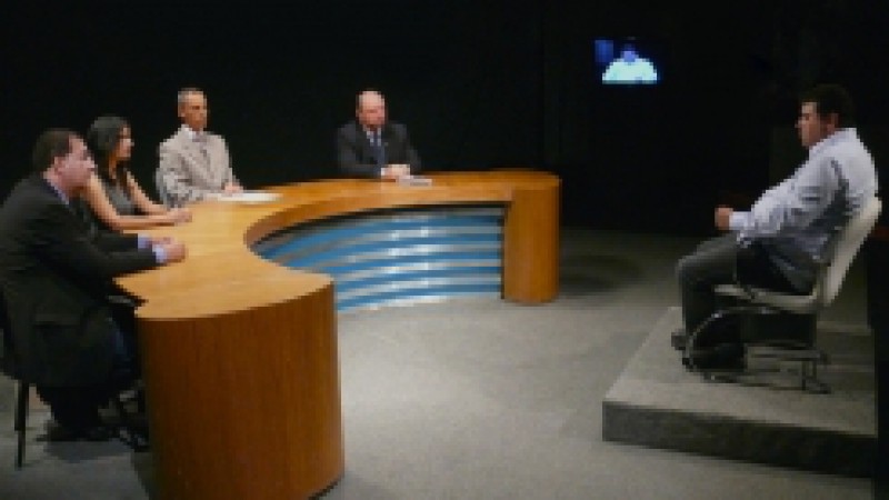 O programa Frente a Frente desta quinta-feira (2), às 22h, recebe o jornalista e escritor Amaury Ribeiro Jr.. O autor do livro A Privataria Tucana fala sobre a obra e os bastidores da política no Brasil. Foram convidados para a bancada do Frente a Frente