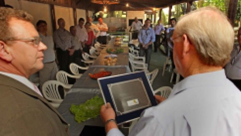 Em almoço realizado na sede da Secretaria da Agricultura, Pecuária e Agronegócio, nesta quinta-feira (19), o secretário Luiz Fernando Mainardi entregou ao presidente da Associação Brasileira de Criadores de Ovinos (Arco) uma placa em homenagem aos 70