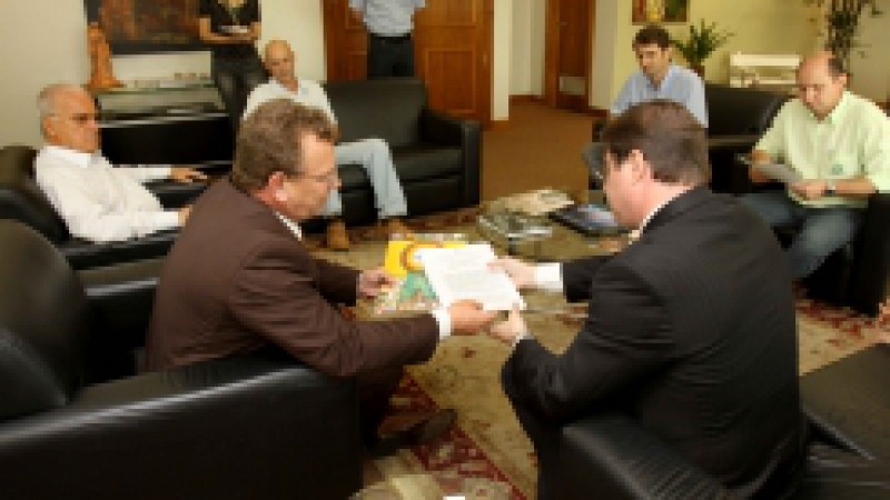O secretário da Agricultura, Pecuária e Agronegócio, Luiz Fernando Mainardi, apresentou nesta terça-feira (17), uma representação ao Ministério Público Estadual na qual constam informações sobre a situação da unidade da Doux Frangosul no Estado. O estudo