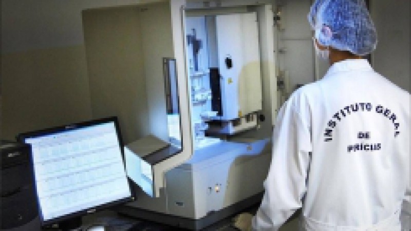 O exame de DNA já é uma ferramenta poderosa para a elucidação de crimes no Rio Grande do Sul. Segundo os técnicos do Setor de Genética Forense, do Laboratório de Perícias do IGP, da Secretaria de Segurança do Estado, o processo teve uma evolução nos