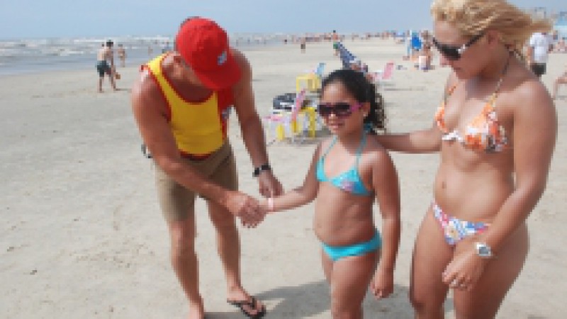 Com o objetivo de facilitar o resgate de crianças perdidas no litoral gaúcho, o programa Verão Numa Boa está distribuindo pulseiras identificadoras para as famílias que trazem seus filhos pequenos à beira da praia. O projeto é uma parceria do Governo do