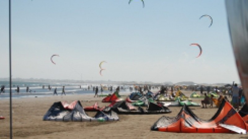 A praia do Cassino &eacute; conhecida como a maior do mundo em extens&atilde;o e tamb&eacute;m como o balne&aacute;rio mar&iacute;timo mais antigo do Brasil. Abriga uma grandiosa obra de engenharia oce&acirc;nica do in&iacute;cio do s&eacute;culo XX, os Molhes da Barra, com pedras que atualmente favorecem a