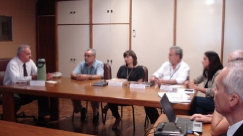 O diretor-geral do Daer, José Francisco Thormann, convocou nesta quinta-feira (05) o representante da empresa Retromac, Emídio Ferreira, para apresentar as soluções de pavimentação de baixo custo a partir do uso de equipamento que recicla o material