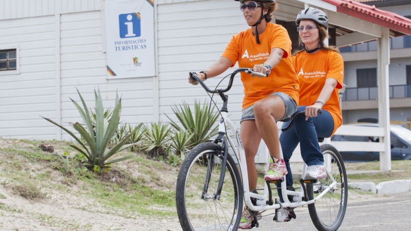 07.02.13: Governo lança projeto Sentindo a Brisa do Mar para deficientes visuais sentirem o prazer de pedalar pela ciclovia à beira-mar em Capão da Canoa.