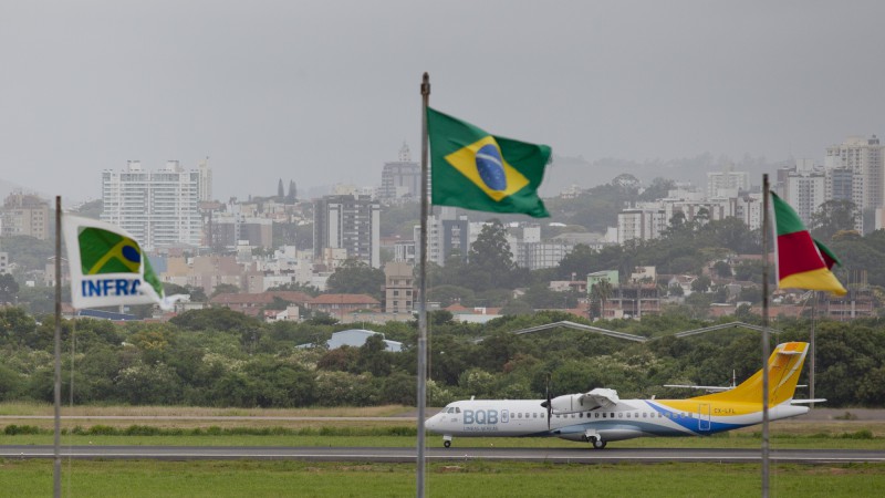 19.02.13: Governador Tarso Genro e comitiva do governo do Estado embarcam em voo inaugural da BQB Líneas Aéreas na rota Porto Alegre-Montevidéu.