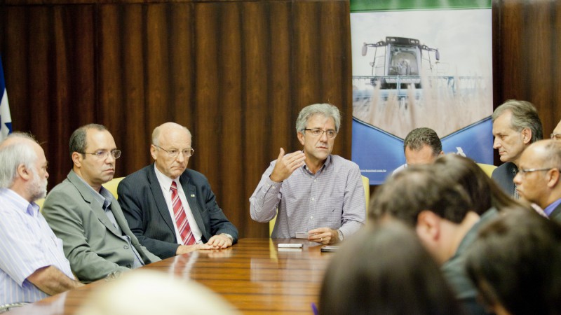 01.03.13: Banrisul anuncia recursos para a comercialização do milho produzido no Rio Grande do Sul. Ao centro, o presidente do Banrisul Túlio Zamin.