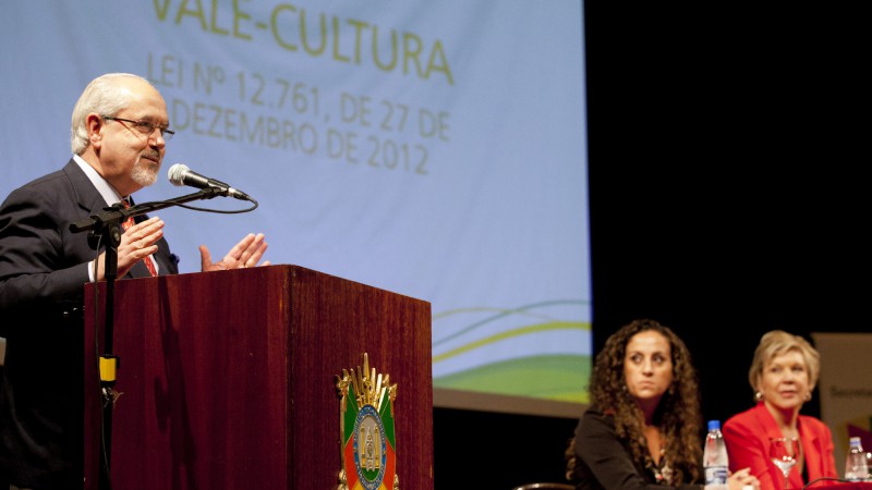 05.03.13: Ministra da Cultura, Marta Suplicy, realiza palestra sobre Vale-Cultura no Theatro São Pedro. Ao microfone, o secretário estadual da Cultura, Luiz Antônio Assis Brasil.