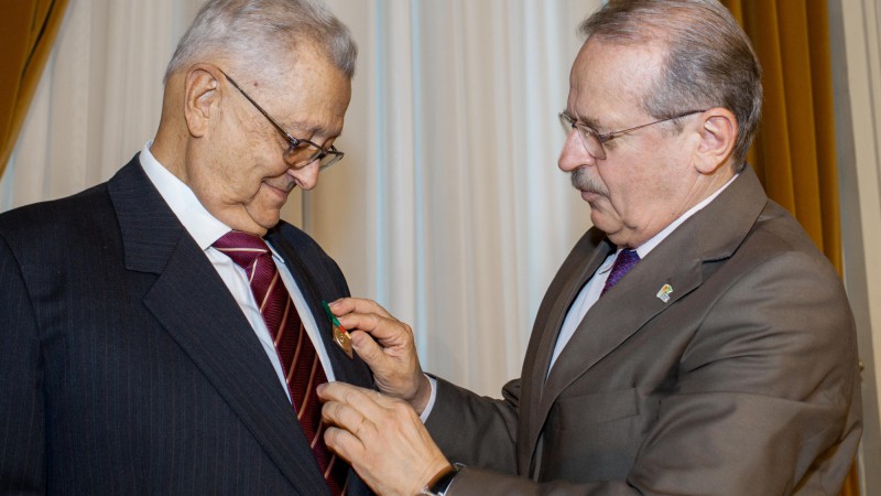 25.03.2013 Professor Luiz Osvaldo Leite &eacute; homenageado no pal&aacute;cio Piratini recebendo a medalha Sim&otilde;es Lopes Neto