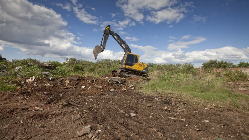 05.04.13: In&iacute;cio de obras de terraplanagem da &aacute;rea onde ser&aacute; constru&iacute;da a esta&ccedil;&atilde;o de transbordo de res&iacute;duos do Ceasa.