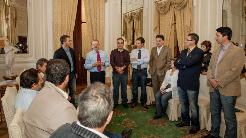 15.04.2013 Governador Tarso Genro recebe abaixo-assinado de apoio ao encerramento das atividades no Polo de Pedágio de Carazinho
