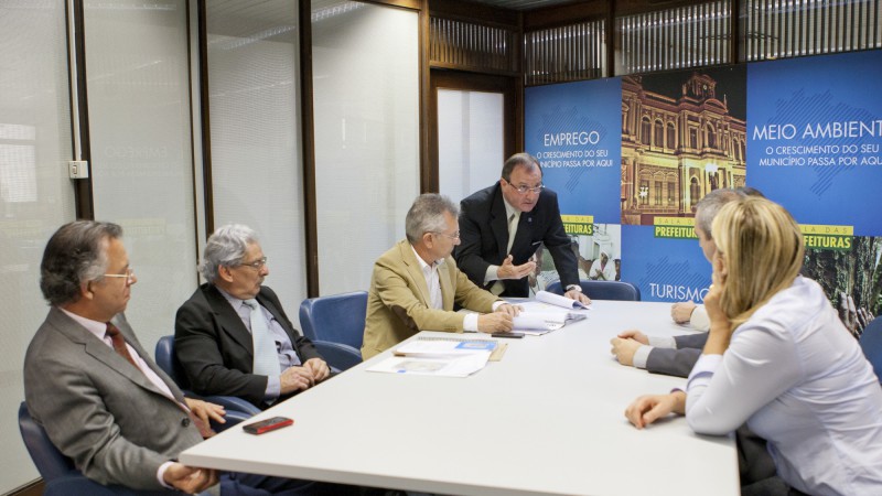30.04.13: O secretário de obras, Luiz Carlos Busato, os assessores técnicos da SEPLAG, Heber Moacir dos Santos e Rafael Prestes, e os representantes e o diretor da Metroplan, Oscar Escher, durante reunião para a entrega dos projetos dos corredores