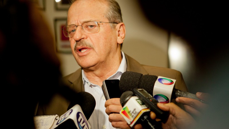 04.05.13: Governador Tarso Genro concede entrevista coletiva ap&oacute;s retorno de miss&atilde;o  &agrave; Israel e Palestina.