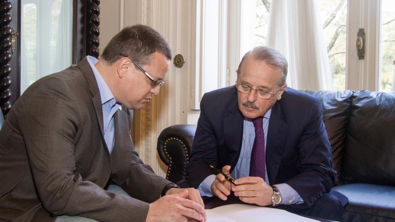 10.06.2013 Governador Tarso Genro recebe do deputado Beto Albuquerque ofício para aquisição de caminhão para combate a incêndios