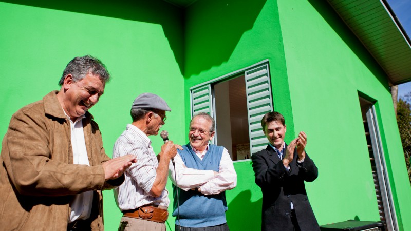 27.07.13: Governador Tarso Genro visita a Habita&ccedil;&atilde;o Rural do beneficiado Valentim Gioto.