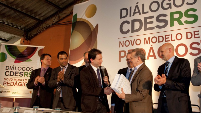 21.08.2013 Governador Tarso Genro recebe abaixo-assinado durante Diálogo CDES - Pedágios