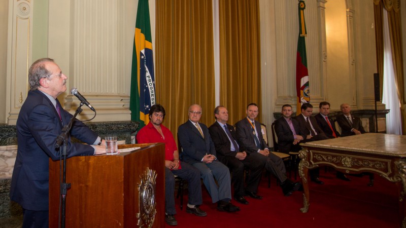 PORTO ALEGRE, RS, BRASIL: Governador Tarso Genro durante  ato de assinatura do contrato do fundo social para a infraestrutura produtiva nos assentamentos do RS