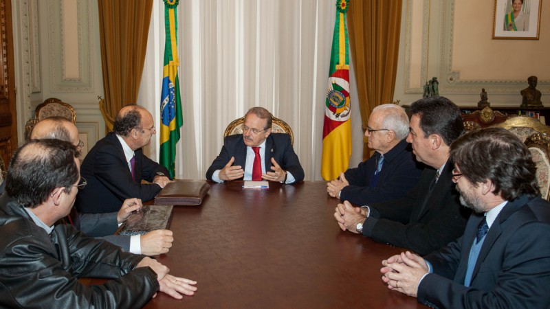 24.08.2013 Governador Tarso Genro durante reunião com o Diretor Presidente de Enerfin Sociedad de Energia S/A, Sr. Guillermo Planas Roca