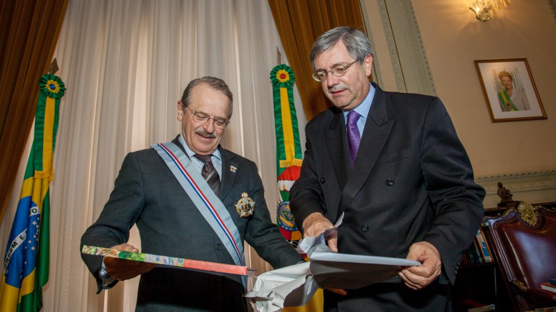 06.08.2013: Governador Tarso Genro recebe o Embaixador do Chile no Brasil, Fernando Schmidt Ariztia, no Palácio Piratini.