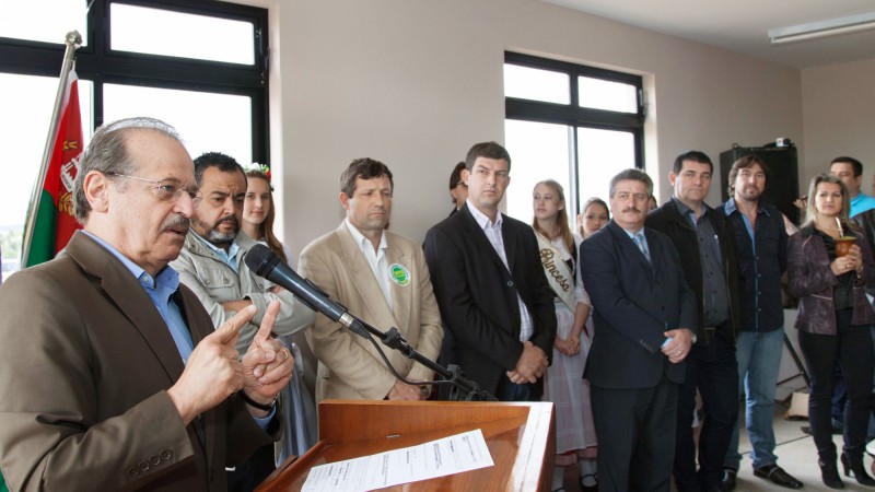 05.10.13 Governador Tarso Genro participa da solenidade de entrega das obras de amplia&ccedil;&atilde;o da pista do Aeroporto de Iju&iacute;