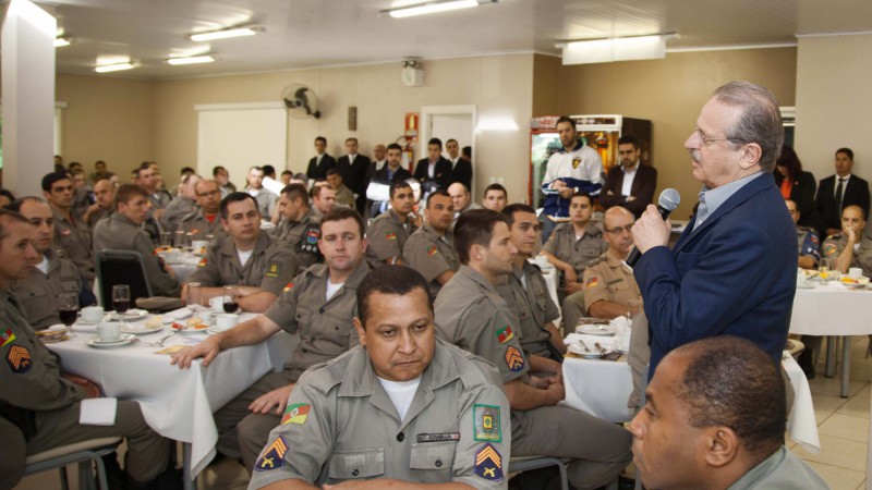25.10.13 Governador Tarso Genro durante café da manhã com a Brigada Militar