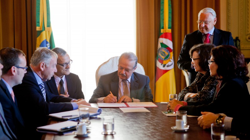 28.10.13: Governador Tarso Genro recebe o governador de Nova Scotia, Darrell Dexter, para assinatura do protocolo de intenções para investir em pesquisa científica.