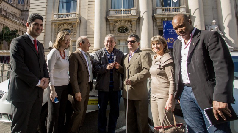 04.11.13 Governador Tarso Genro entrega de três carros e equipamentos para implantação da Central de Intérprete de Libras no Estado