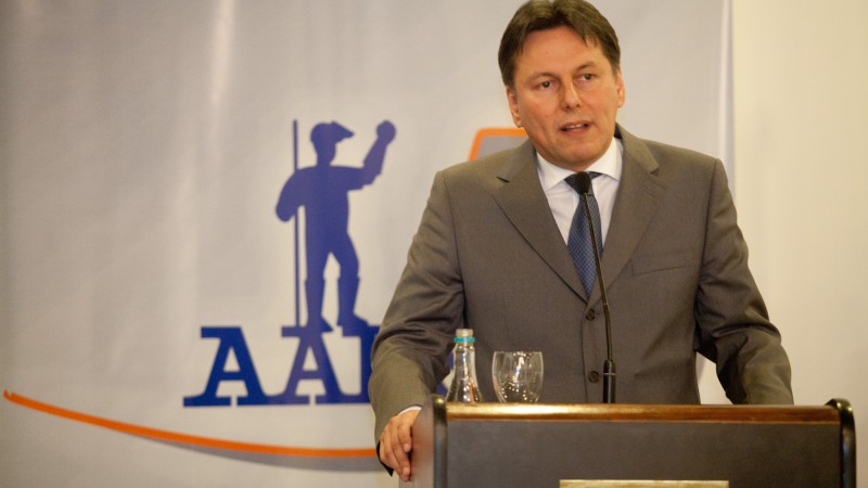 05.11.13: Chefe da Casa Civil, Carlos Pestana, recebe troféu Homem do aço, concedido pela Associação do Aço do RS.