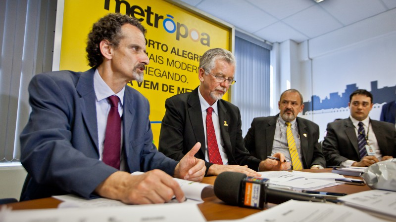 18.11.13: Secretário de Planejamento e Participação Cidadão, João Motta, participa do ato de entrega de Propostas de Manifestações de Interesse na obra do metrô de Porto Alegre.