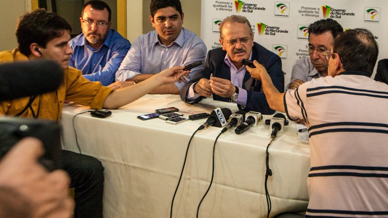 12.12.13: Governador Tarso Genro participa de entrevista coletiva para as r&aacute;dios da regi&atilde;o de Santa Maria.