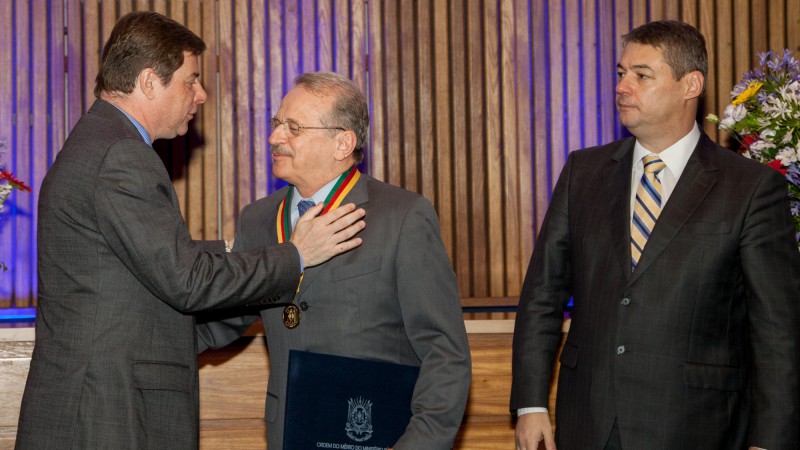 13.12.13 Governador Tarso Genro recebe condecoração de ordem do Mérito do Ministério Público do Rio Grande do Sul - Grau Grã-Cruz