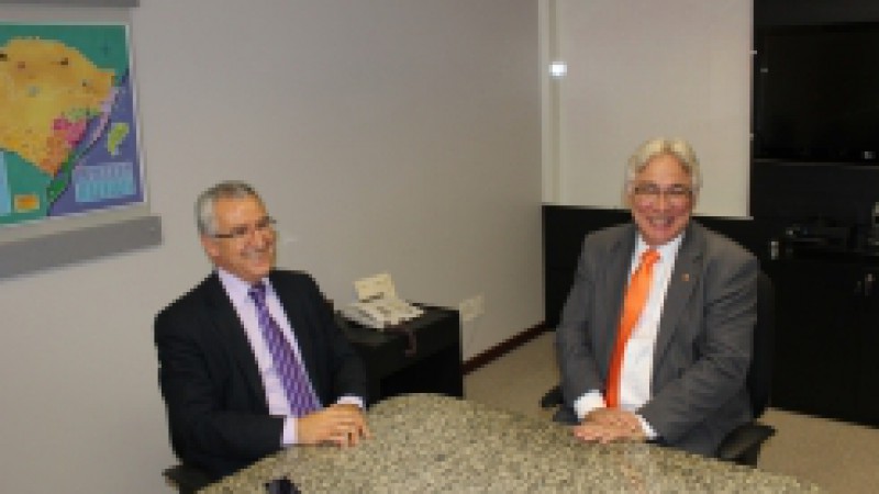 O governador em exercício Beto Grill esteve reunido com a nova direção do Grupo CEEE, nesta quarta-feira (6), em Porto Alegre, para conhecer o trabalho desenvolvido pela companhia. O novo presidente da empresa, o administrador Gerson Carrion de Oliveira,